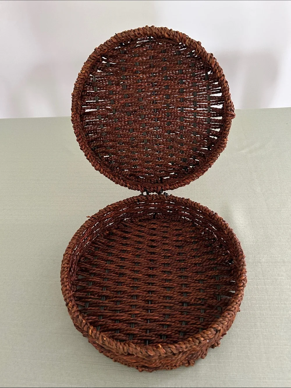 Lidded and hinged Round Woven Rattan Basket Beautiful! 9 in diameter